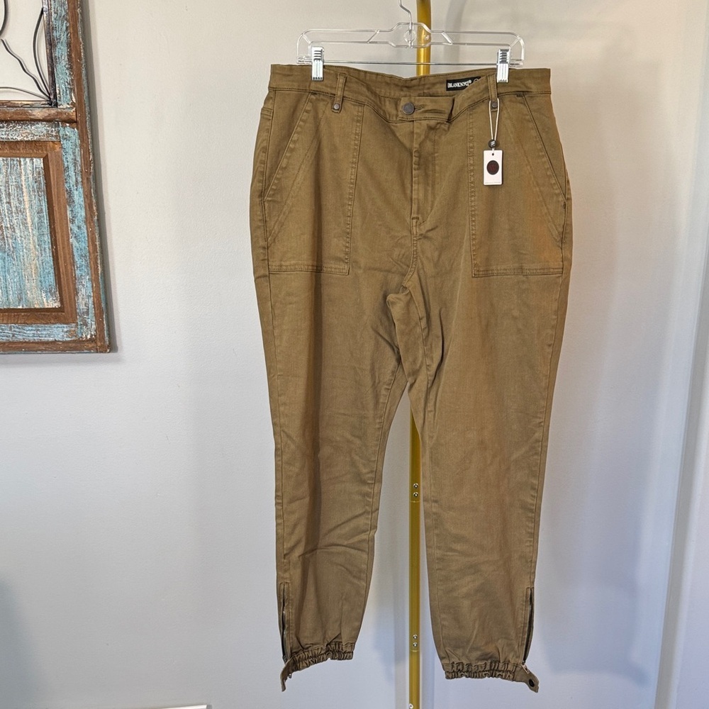 Blank NYC Women's Cropped denim Cargo jogger Jeans zipper accents NWT 24